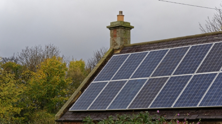 Between 2013 and 2017, solar capacity hosted by businesses and homes grew by 330% to reach 2.1GW